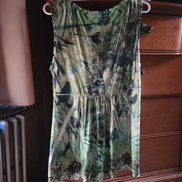 Woman's Apt. 9 Size XL v-neck tank. Light green, dark green, black, and white. - Picture 3 of 4
